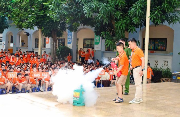 Học sinh được hướng dẫn thực hành kỹ năng phòng cháy, chữa cháy và thoát nạn.