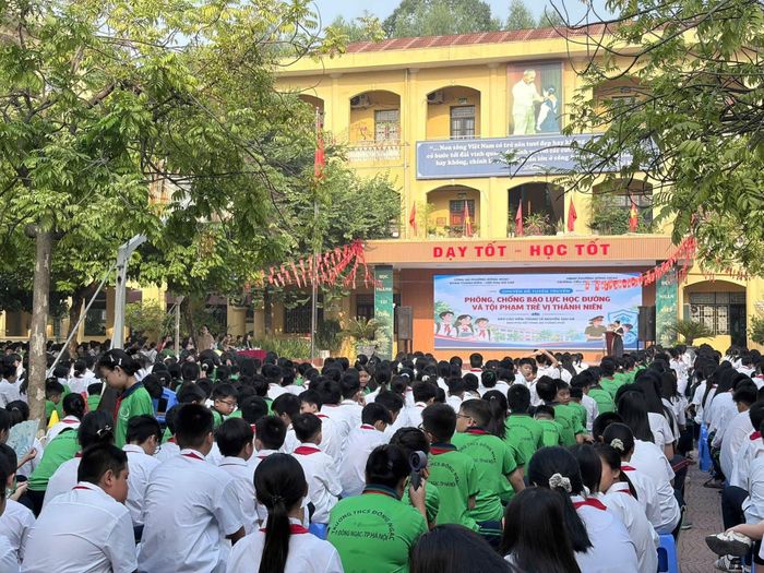 Học sinh Trường Tiểu học và THCS Đông Ngạc tham gia tuyên truyền phòng, chống bạo lực học đường.