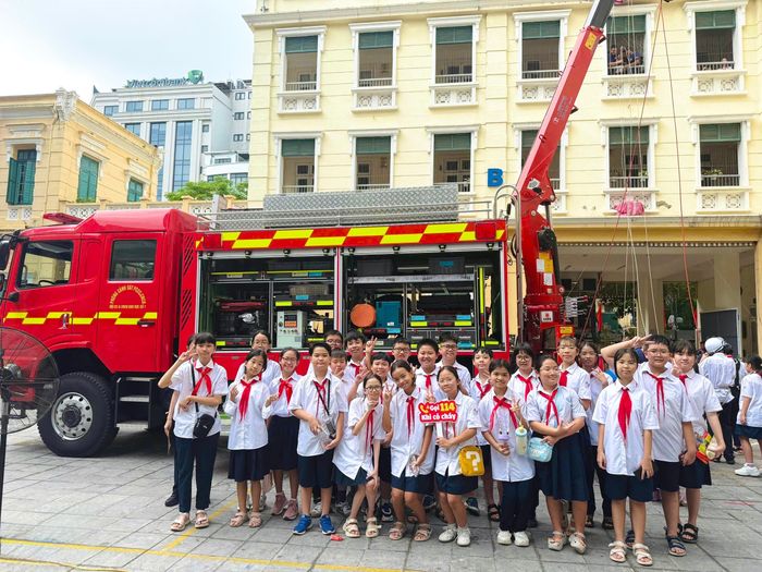 Học sinh Trường THCS Trưng Vương thực hành sử dụng bình chữa cháy tại chương trình “Chúng em là lính cứu hỏa”.