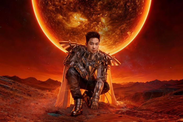 Tùng Dương và poster "Bay về phía mặt trời".