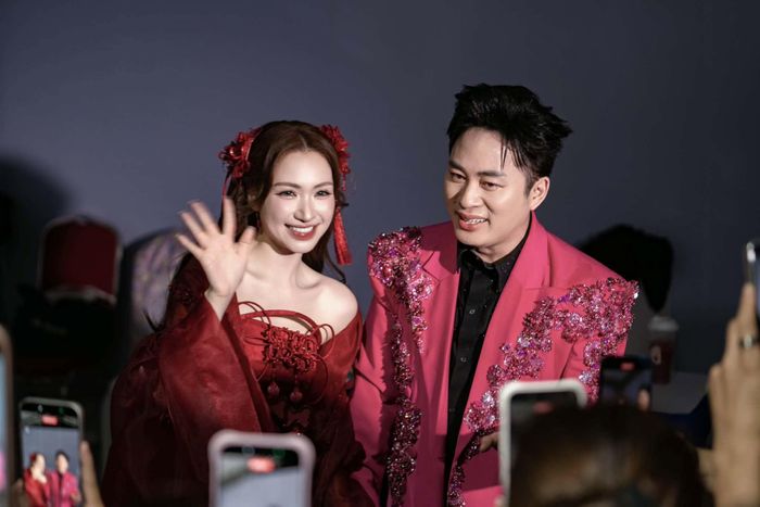Tùng Dương hội ngộ Hòa Minzy trong concert kỷ niệm 25 năm ca hát của anh.