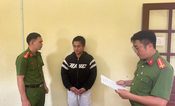 Cơ quan công an tống đạt quyết định khởi tố bị can, thi hành lệnh bắt bị can để tạm giam đối với A Drôss (Ảnh: Công an tỉnh Quảng Ngãi)
