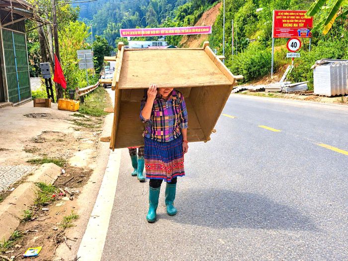 Trong khi người dân miền xuôi đã cơ giới hóa sản xuất, sử dụng máy gặt đập để giảm sức lao động trong thu hoạch lúa thì ở Mù Cang Chải, người dân vẫn dùng thùng gỗ thô sơ để đập lúa. Những chiếc thùng gỗ được người dân thồ, vác lên tận ruộng bậc thang trên lưng núi.