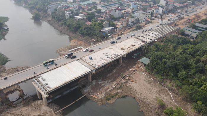 Ngày 13/10, ghi nhận tại công trường cầu Mai Lĩnh, các đơn vị đang tập trung thi công phần cầu bên phải. Đến nay, khoảng một nửa hạng mục này đã thành hình với những phiến dầm được lắp đặt, bản mặt cầu đang dần hoàn thiện, tạo diện mạo rõ nét cho công trình mới trên Quốc lộ 6.