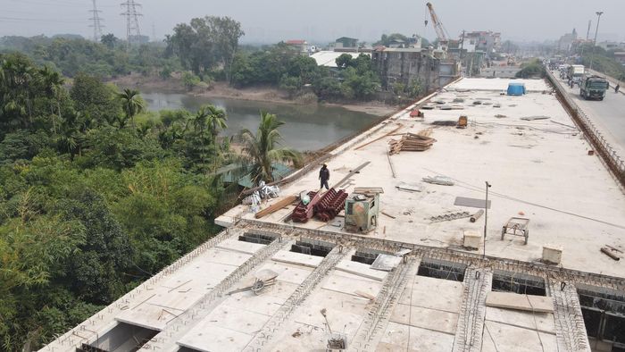 Hình hài của cầu Mai Lĩnh đang được hiện diện rõ nét hơn sau hơn một năm thi công. 