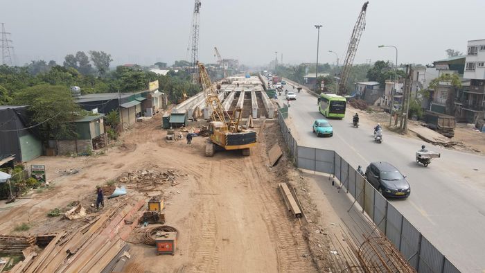 Ông Lê Văn Trung (phường Chương Mỹ, TP Hà Nội), người thường xuyên di chuyển qua khu vực cầu Mai Lĩnh, cho biết: “Cầu Mai Lĩnh là điểm giao thông quan trọng trên Quốc lộ 6, có lưu lượng phương tiện lớn, đặc biệt vào đầu giờ sáng và cuối giờ chiều. Vì vậy, tình trạng ùn tắc thường xuyên xảy ra, nhất là trong những ngày mưa gió, khi một số cây cầu khác bị cấm lưu thông. Tôi mong muốn quá trình thi công được triển khai khẩn trương, đồng thời bảo đảm an toàn giao thông, hạn chế tối đa ảnh hưởng đến việc đi lại, sinh hoạt của người dân. Hy vọng công trình sớm hoàn thành, đưa vào khai thác, góp phần nâng cao năng lực lưu thông, giảm áp lực ùn tắc trên Quốc lộ 6, tạo thuận lợi cho việc đi lại giữa khu vực phía Tây Hà Nội và trung tâm thành phố”.