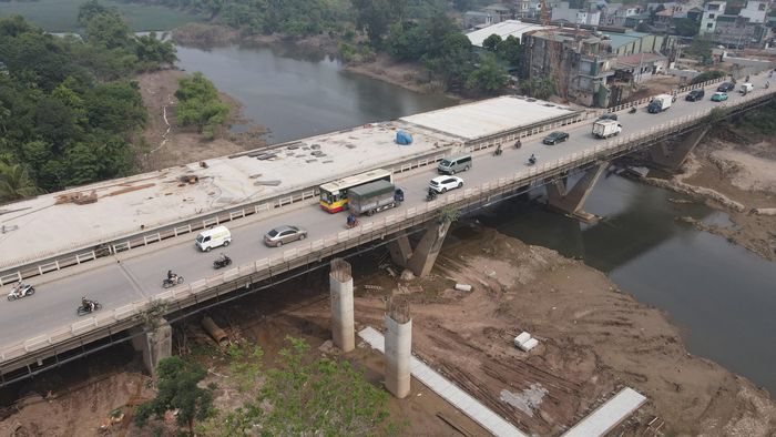 Quốc lộ 6 là trục giao thông huyết mạch, kết nối khu vực phía Tây Hà Nội với trung tâm thành phố và các địa phương lân cận. Tuyến đường có lưu lượng phương tiện lớn, đặc biệt vào giờ cao điểm, khiến áp lực giao thông tại khu vực cầu Mai Lĩnh thường xuyên gia tăng.