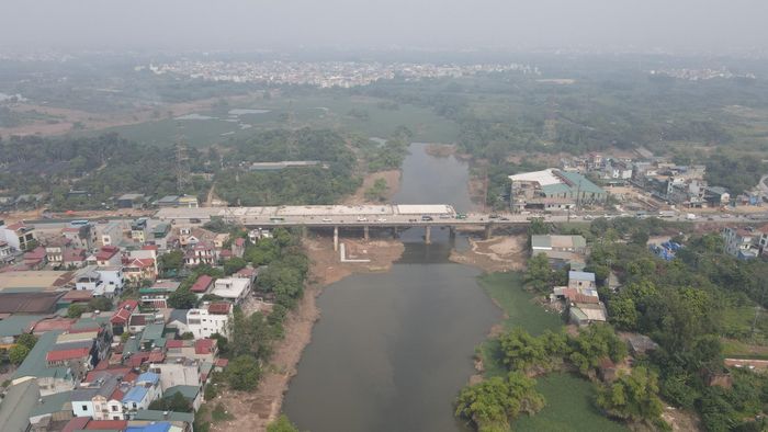 Ông Vũ Mạnh Tuấn, Phó Giám đốc Ban Quản lý dự án đầu tư xây dựng công trình giao thông thành phố Hà Nội cho biết, chủ đầu tư đang tập trung nhân lực, thiết bị, đẩy nhanh tiến độ dự án cải tạo, nâng cấp và mở rộng Quốc lộ 6 đoạn Hà Đông - Xuân Mai. Trong đó, cầu Mai Lĩnh được xác định là một trong những điểm nghẽn gây ùn tắc trên toàn tuyến, cần ưu tiên tháo gỡ. Theo kế hoạch, dự án phấn đấu thông tuyến bên phải cầu Mai Lĩnh vào đầu tháng 12/2026. Sau khi phần cầu này hoàn thành, đưa vào khai thác, cầu Mai Lĩnh cũ sẽ được phá dỡ để thi công phần cầu bên trái, từng bước hoàn thiện công trình.