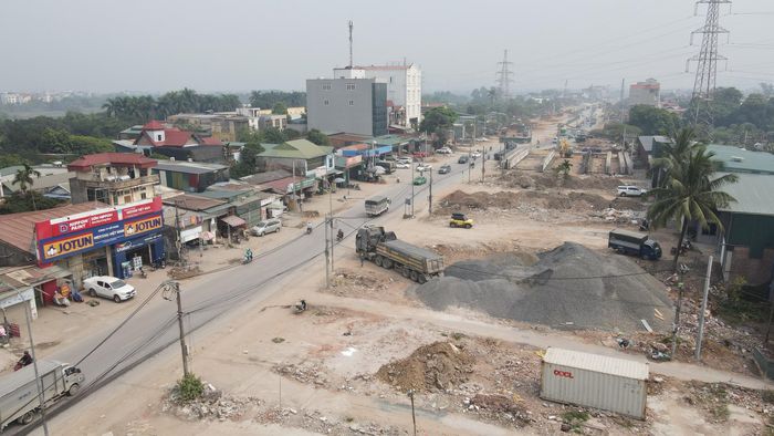 Dự án cải tạo, nâng cấp và mở rộng Quốc lộ 6 đoạn Ba La - Xuân Mai có chiều dài khoảng 21,7km, tổng mức đầu tư khoảng 9.590 tỷ đồng. Theo kế hoạch, dự án phấn đấu thông xe kỹ thuật trước Tết Nguyên đán 2027, hoàn thành toàn bộ trong quý I/2027. Trong quá trình triển khai, dự án vẫn gặp một số khó khăn do biến động giá vật liệu xây dựng, nguồn cung vật liệu và địa điểm tập kết phế thải. Việc huy động nhân lực, thiết bị, đồng thời tập trung tháo gỡ các vướng mắc được xác định là những giải pháp quan trọng nhằm đẩy nhanh tiến độ, bảo đảm mục tiêu hoàn thành dự án theo kế hoạch.