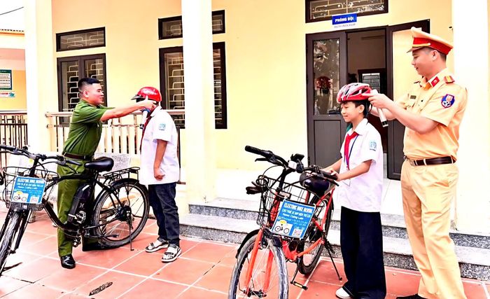 Học sinh còn được hướng dẫn kỹ năng lái xe an toàn, kiểm tra phương tiện trước khi di chuyển, tư thế ngồi lái, kỹ năng quan sát, nhận biết và xử lý tình huống bất ngờ trên đường; cách đội mũ bảo hiểm đúng quy chuẩn. (Ảnh Công an Ninh Bình).