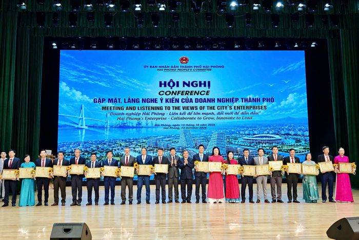 Lãnh đạo thành phố Hải Phòng trao tặng Bằng khen của Chủ tịch UBND thành phố cho các doanh nghiệp tiêu biểu có thành tích xuất sắc năm 2026.