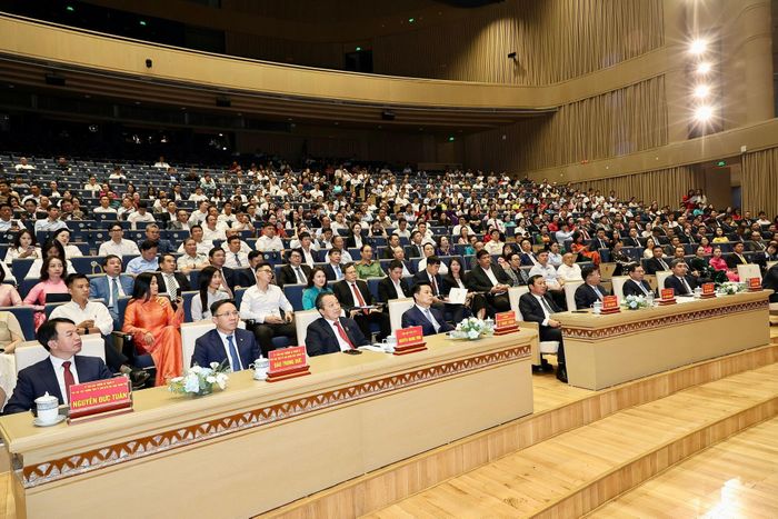 Lãnh đạo TP Hải Phòng, đại diện VCCI cùng hơn 600 đại biểu, trong đó có hơn 400 đại diện doanh nghiệp tiêu biểu, tham dự hội nghị.