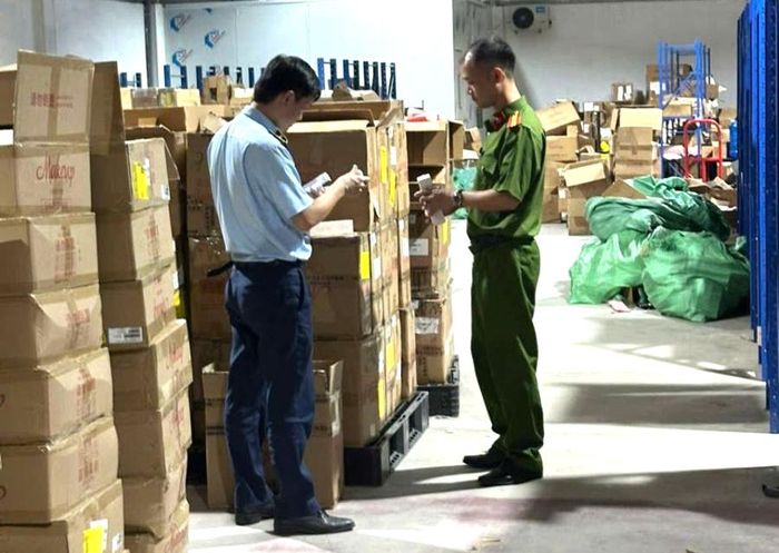 Tổ Công tác kiểm tra hàng hóa.