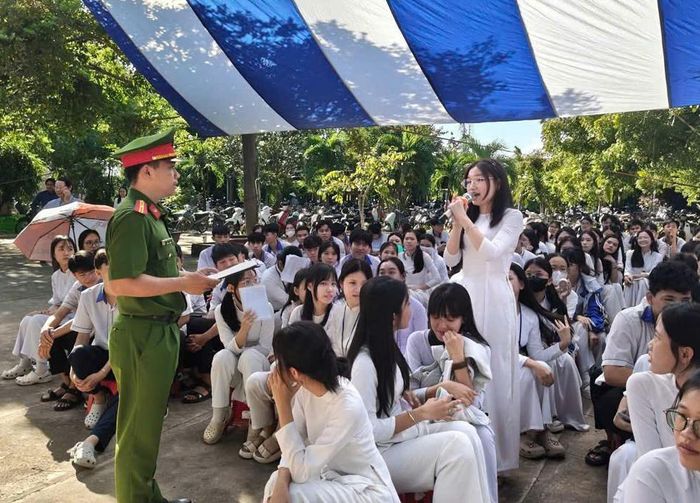 Học sinh giao lưu, trả lời câu hỏi về phòng, chống ma túy cùng cán bộ Công an phường Mũi Né. (Ảnh: CALĐ)