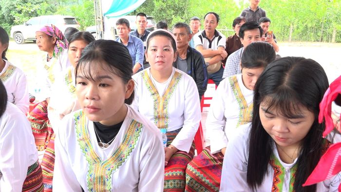 Xây dựng tuyến đường để tạo điều kiện để đồng bào dân tộc Chứt giao lưu với người dân bản Cà Xen.