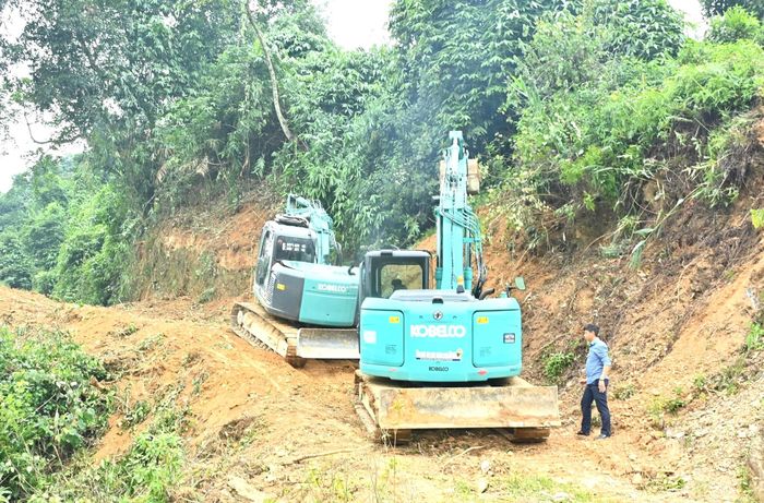 Đơn vị thi công tập trung máy móc, tuy nhiên thời tiết thời gian vừa qua mưa nhiều nên chưa triển khai thi công.
