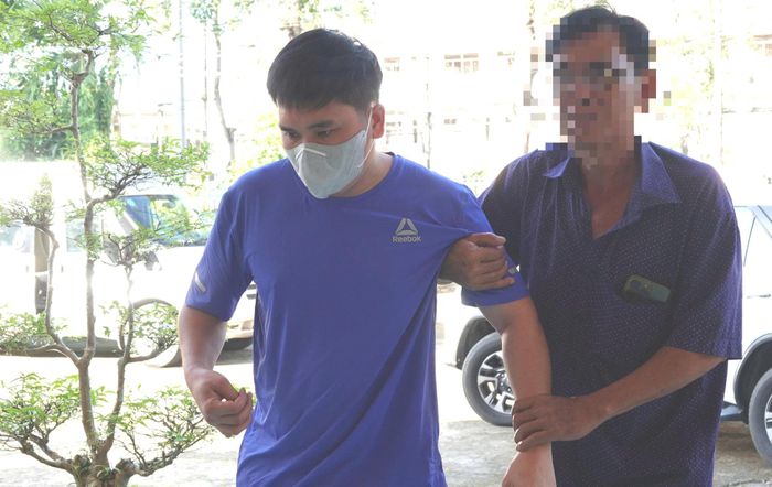 Trong quá trình di chuyển, bị cáo Nguyễn Văn Bào Trung được người thân dìu đỡ.