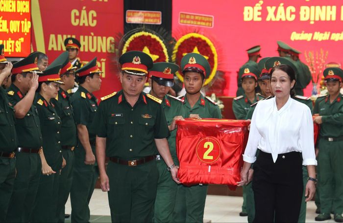 Tỉnh Quảng Ngãi bàn giao mẫu sinh phẩm cho Viện Pháp y Quân đội để phục vụ giám định ADN.