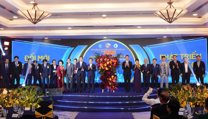 Lãnh đạo UBND TP tặng hoa chúc mừng Liên đoàn Doanh nghiệp TP.HCM.