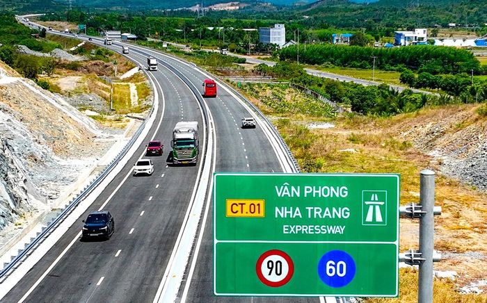 Khi được ban hành, quy chuẩn sẽ là căn cứ quan trọng để các cơ quan, đơn vị liên quan tổ chức thực hiện, góp phần nâng cao khả năng nhận biết báo hiệu, hỗ trợ người tham gia giao thông chấp hành đúng quy định và bảo đảm an toàn trên mạng lưới đường bộ. (Ảnh minh họa).