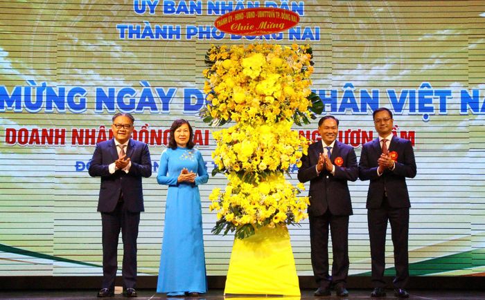 Lãnh đạo thành phố tặng hoa chúc mừng ngày doanh nhân Việt Nam.