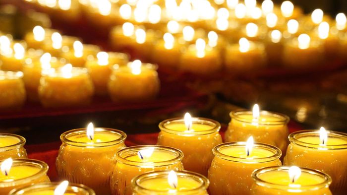 Khép lại đêm nghệ thuật là nghi thức dâng hương, thắp nến tri ân với sự tham dự của lãnh đạo, đại biểu và văn nghệ sĩ. Trong không gian trang nghiêm, những ngọn nến cùng các ca khúc "Ngọn nến tri ân", "Linh thiêng Việt Nam", "Bài ca không quên" được cất lên, gửi gắm lòng thành kính đến các Anh hùng liệt sĩ.