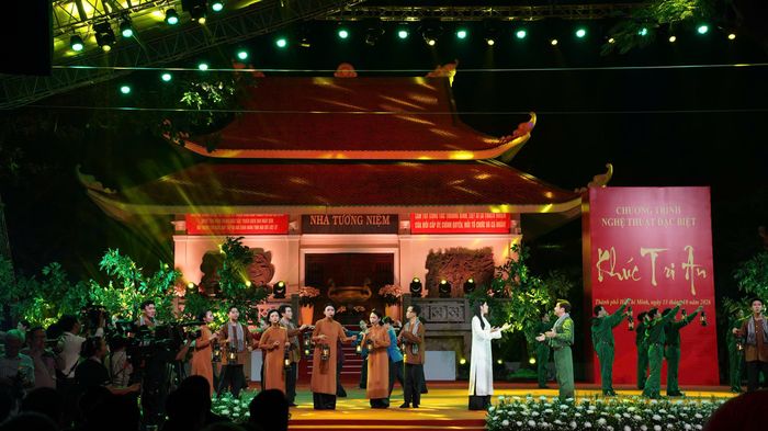 Đêm nghệ thuật quy tụ nhiều nghệ sĩ như Tạ Minh Tâm, Cao Minh, Phạm Khánh Ngọc, Phương Thanh, Nguyễn Phi Hùng, Quốc Đại, Lân Nhã, Trung Kiên, Nguyễn Duyên Quỳnh cùng nhạc sĩ Nguyễn Văn Chung và các nhóm múa.