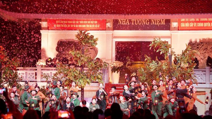Chương trình do Sở Văn hóa và Thể thao TP.HCM tổ chức, kết hợp âm nhạc, thơ ca, sân khấu và hội họa, gửi gắm lòng biết ơn đối với những người đã hy sinh vì độc lập, tự do của Tổ quốc, đồng thời nhắc nhở thế hệ hôm nay về trách nhiệm gìn giữ hòa bình.