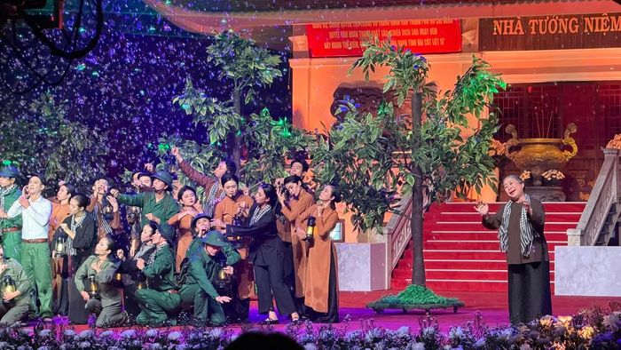 Nhiều ca khúc như "Hẹn ước Bắc Nam", "Màu hoa đỏ", "Đón các anh về với đất mẹ", "Dưới cờ Tổ quốc anh về", "Vết chân tròn trên cát", "Hát cho người còn sống", "Còn gì đẹp hơn" lần lượt được trình diễn, tái hiện ký ức chiến tranh và nhắc nhớ giá trị của hòa bình hôm nay.