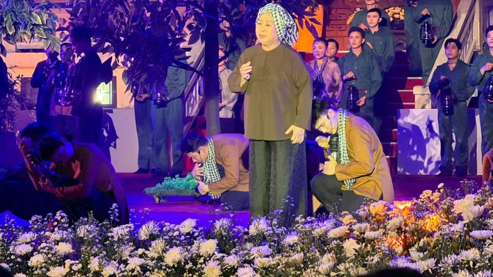 Đặc biệt, tiết mục khắc họa hình ảnh người mẹ đau đáu nỗi lòng suốt nhiều năm tháng, mòn mỏi ngóng chờ tin con nhưng không biết con đã hy sinh nơi đâu, nằm lại trên vùng đất nào. Nỗi đau mất con hòa cùng niềm mong mỏi tìm được hài cốt để đưa con trở về với đất mẹ đã chạm đến trái tim người xem, gợi nhắc những mất mát, hy sinh mà chiến tranh để lại và hành trình tri ân những người đã ngã xuống.