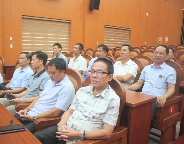Ông Nguyễn Văn Quảng, Phó Chủ tịch Hội Doanh nghiệp xã Tam Hồng báo cáo những đóng góp của doanh nghiệp, doanh nhân xã góp phần phát triển địa phương.