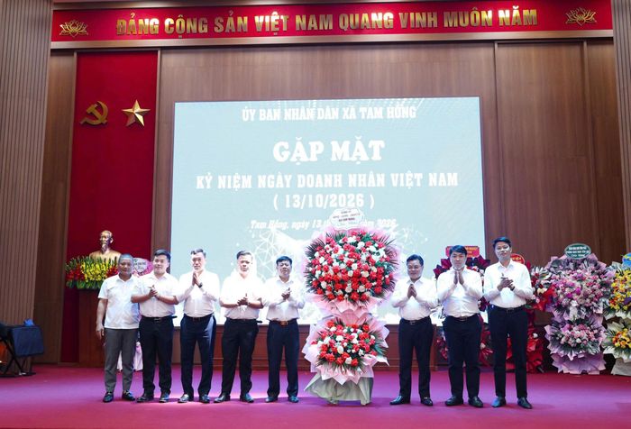 Lãnh đạo các cấp và xã Tam Hồng tặng hoa chúc mừng hội doanh nhân xã Tam Hồng nhân ngày 13/10.