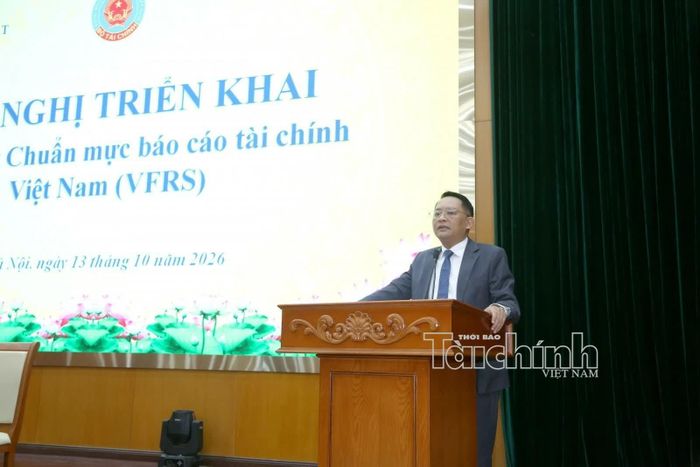 Ông Trịnh Đức Vinh công bố Quyết định thành lập Tổ soạn thảo, phổ biến Quy trình 6 bước và Lộ trình ban hành 42 Chuẩn mực Báo cáo tài chính Việt Nam. Ảnh: Đức Minh
