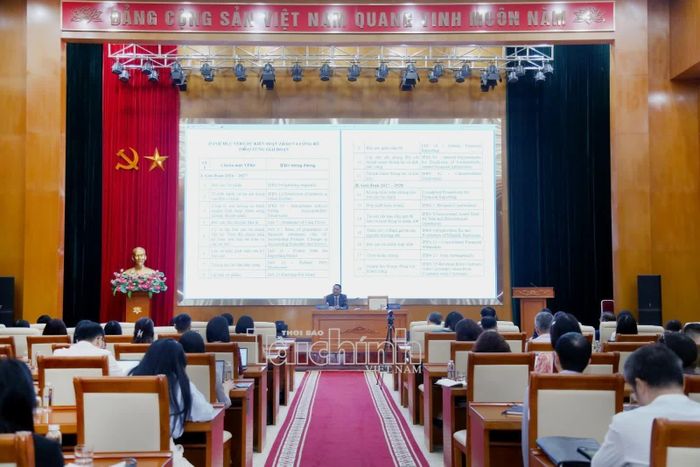 Trình chiếu Danh mục VFRS dự kiến soạn thảo và công bố theo từng giai đoạn. Ảnh: Đức Minh