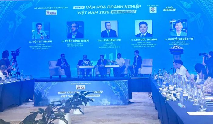 Các diễn giả tham luận về giải pháp phát triển văn hoá doanh nhân. Ảnh: Hải Anh