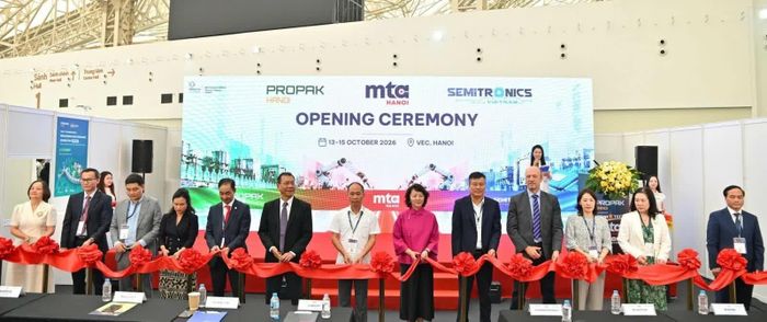 Các đại biểu thực hiện nghi lễ cắt băng khai mạc triển lãm. Ảnh: Khánh Linh