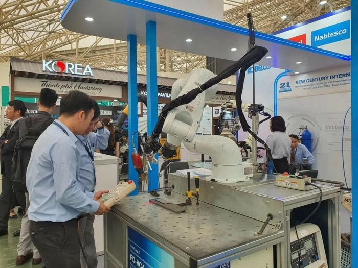 Các máy móc, thiết bị được trưng bày tịa triển lãm. Ảnh Khánh Linh