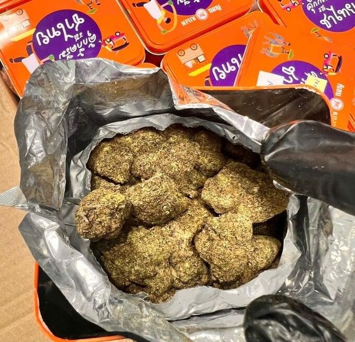  Tang vật gần 2 kg cần sa được phát hiện trên xe ô tô khách nhập cảnh qua Cửa khẩu quốc tế Cầu Treo. 