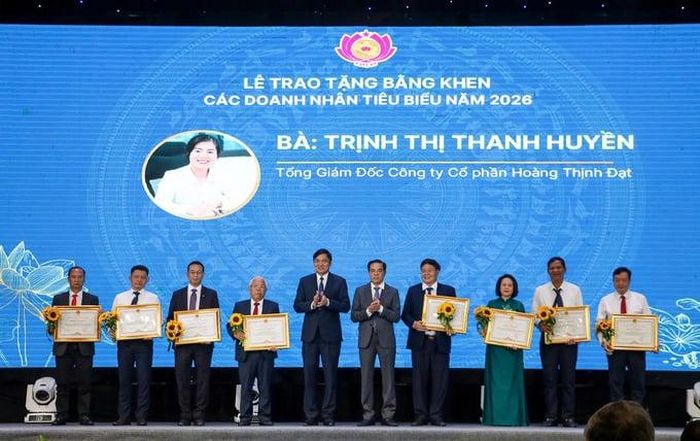  Phó Bí thư Thường trực Tỉnh ủy, Chủ tịch HĐND tỉnh Hoàng Nghĩa Hiếu và Chủ tịch UBND tỉnh Nghệ An Võ Trọng Hải tặng hoa và trao Bằng khen cho các Doanh nhân tiêu biểu. 