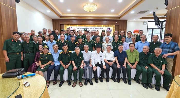 Các CCB trong buổi gặp mặt chụp ảnh kỷ niệm chung tại Hội trường Nhà khách Bắc Ninh.