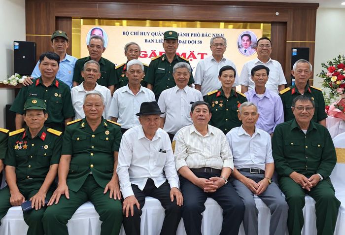 Một số thành CCB của Trung đội 2 và nguyên Chỉ huy Đại đội năm 1976.