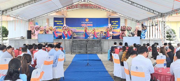 Tiết mục văn nghệ chào mừng tại Hội nghị.