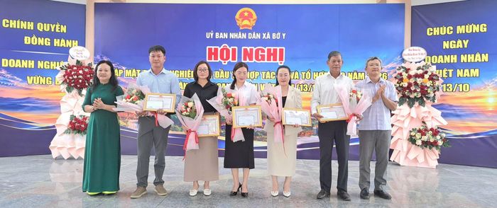 UBND xã Bờ Y biểu dương, khen thưởng các doanh nghiệp, hợp tác xã tiêu biểu nhân Ngày Doanh nhân Việt Nam (13/10).