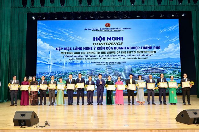 Lãnh đạo TP. Hải Phòng chúc mừng, tặng bằng khen cho 80 doanh nghiệp tiêu biểu có thành tích tiêu biểu, xuất sắc, đóng góp tích cực vào sự phát triển kinh tế - xã hội của Thành phố. (Ảnh Cổng thông tin điện tử thành phố cung cấp)