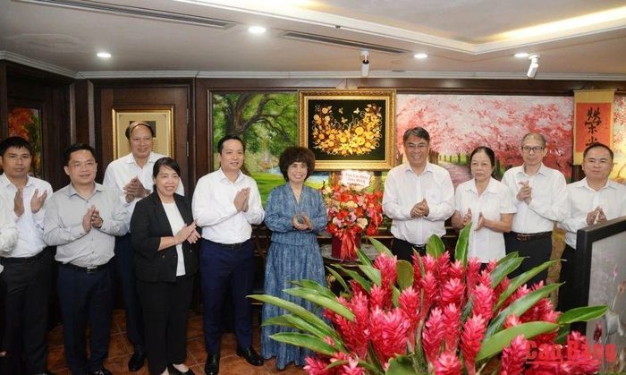 Lãnh đạo tỉnh Cao Bằng tặng hoa chúc mừng Tập đoàn TH nhân dịp kỷ niệm Ngày Doanh nhân Việt Nam 13/10. Ảnh: Internet.