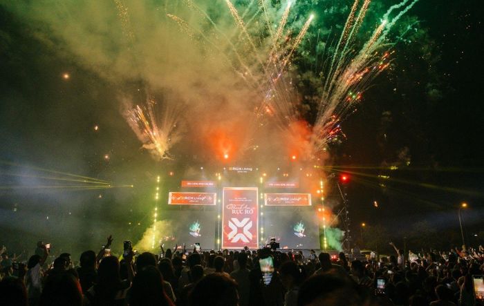 Tiết mục DJ và màn pháo hoa kết thúc chương trình làm nên một đêm hội trọn vẹn, đong đầy cảm xúc cho khách tham dự.