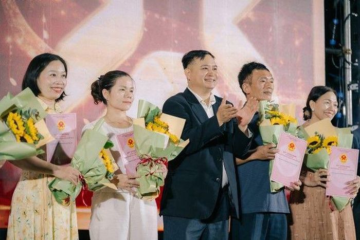 Niềm phấn khởi của cư dân khi nhận sổ.