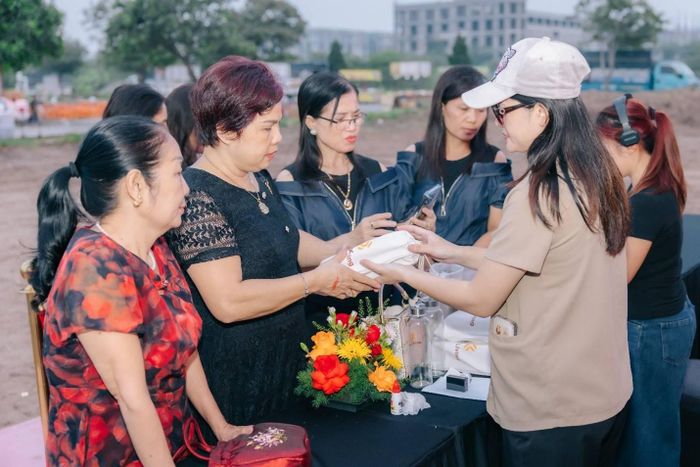 Người dân được nhận quà tặng khi “check in” tham gia sự kiện.