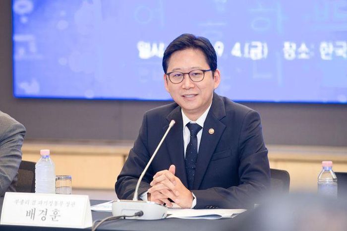 Phó Thủ tướng kiêm Bộ trưởng Khoa học và Công nghệ Thông tin Hàn Quốc Bae Kyung-hoon phát biểu trong buổi họp báo về dự án "Trí tuệ nhân tạo cho mọi người" tại Trung tâm Báo chí Hàn Quốc ở Seoul, ngày 8/9/2026. Ảnh: Bộ Khoa học và Công nghệ Thông tin Hàn Quốc
