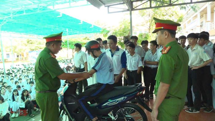 Thông qua hoạt động này, lực lượng Công an An Giang mong muốn hạn chế các hành vi vi phạm pháp luật về giao thông, phòng ngừa tai nạn giao thông trong lứa tuổi thanh, thiếu niên. Ảnh: Nghiêm Túc